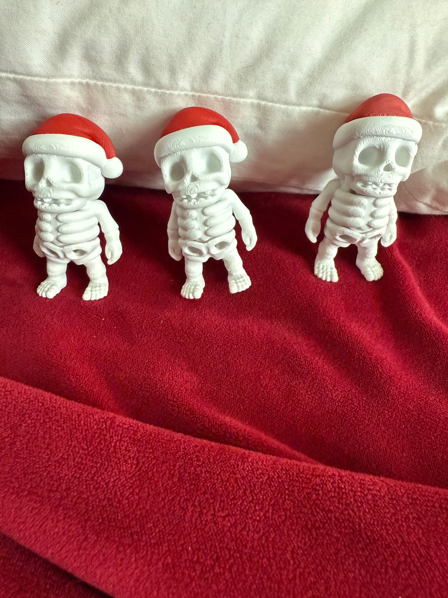 Pocket friend Christmas Skeleton